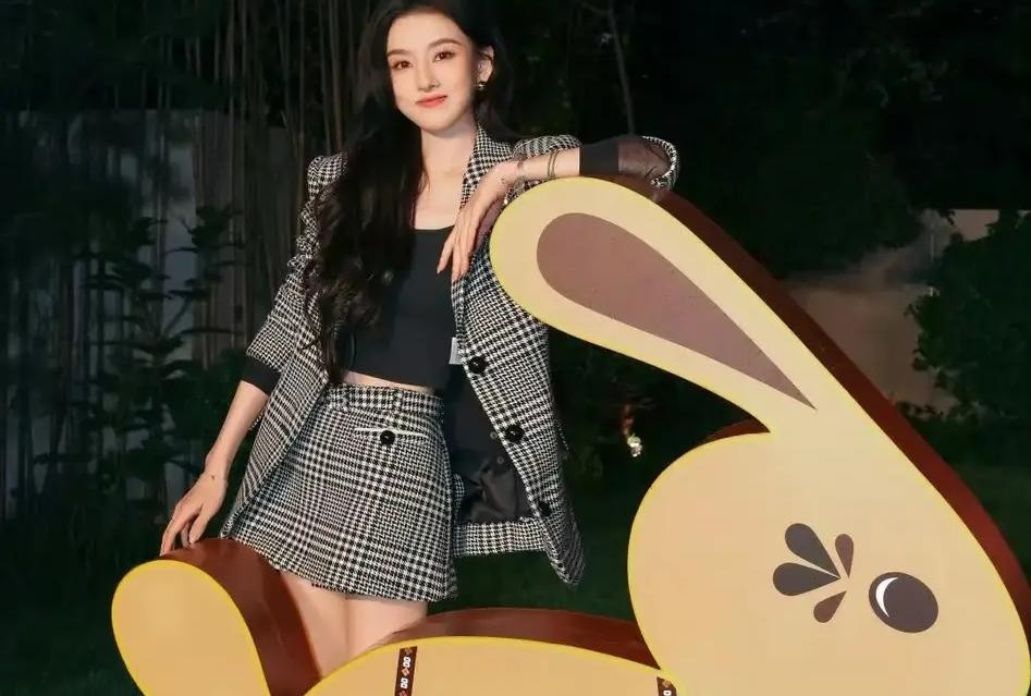 钟楚曦红毯造型被赞行走美人鱼！既风情万种又性感妖艳