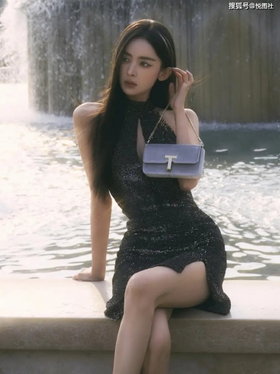 郑合惠子任宥纶牵手祈福 两人现身电玩城