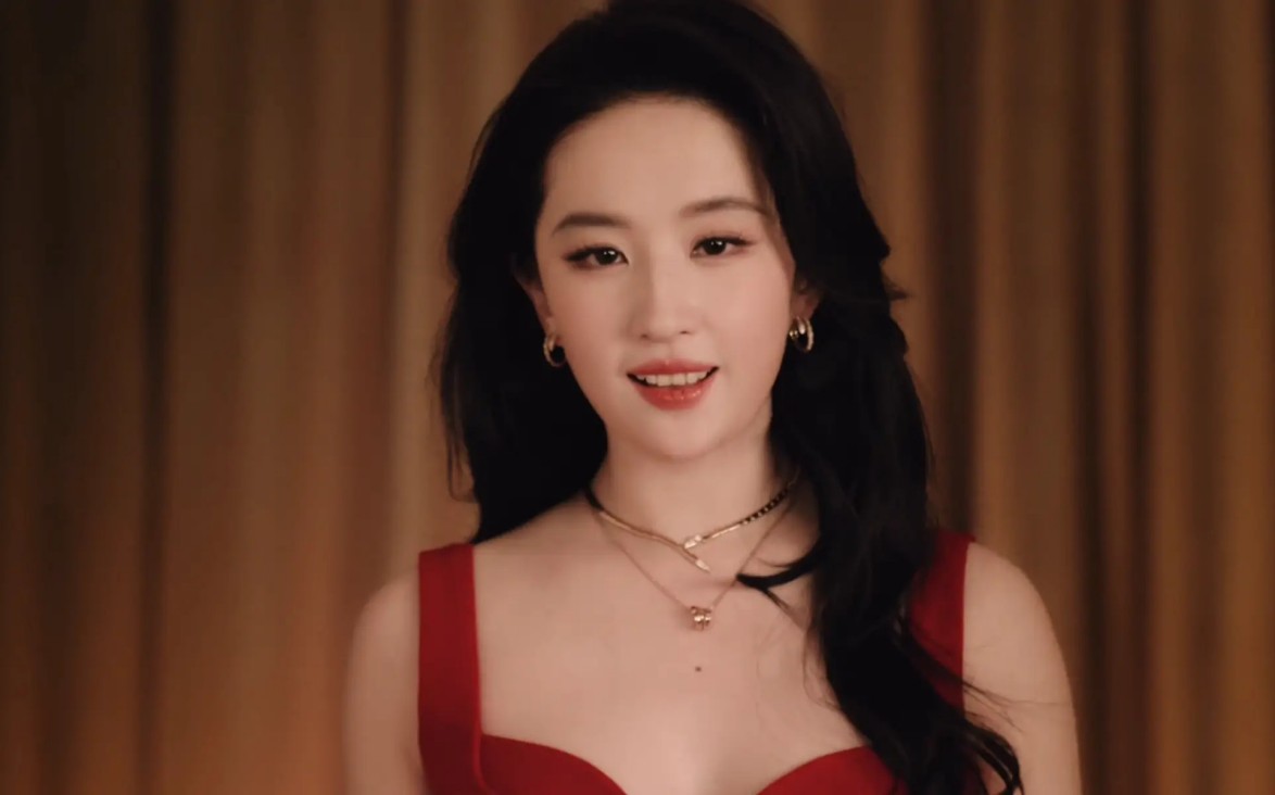 最会整活的返乡打工人：大棚里电竞，穿瑜伽裤满村跑