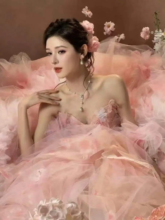 大衣哥女儿带老公回娘家拜年，被村民围观差点吵起来，当场黑脸回怼